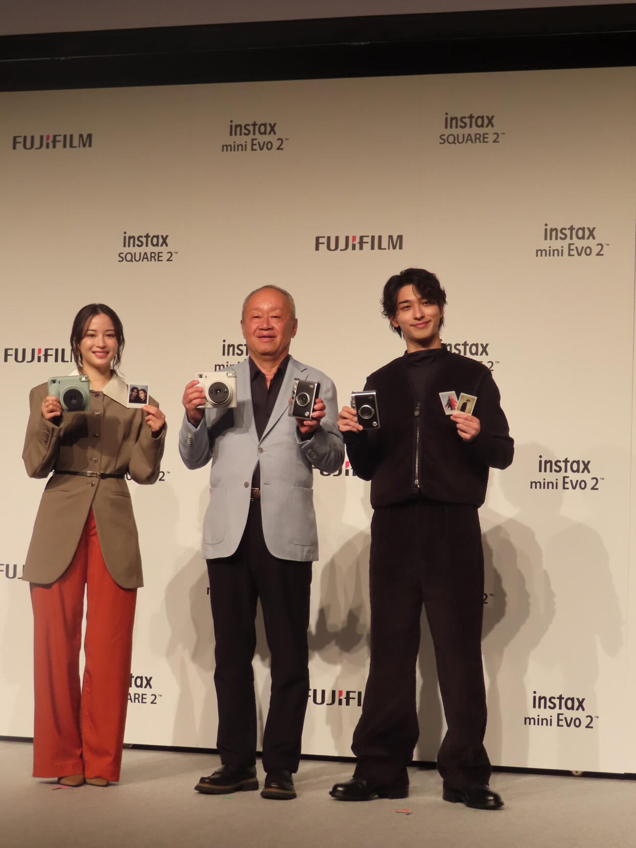 富士フイルム「instax“チェキ”新製品発表会」に出席した広瀬すず（左）と横浜流星（右）