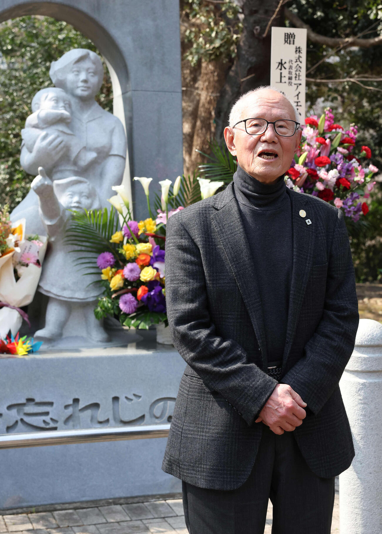 東京大空襲の「母子像　時忘れじの塔」記念式典であいさつするちばてつやさん（2023年3月）
