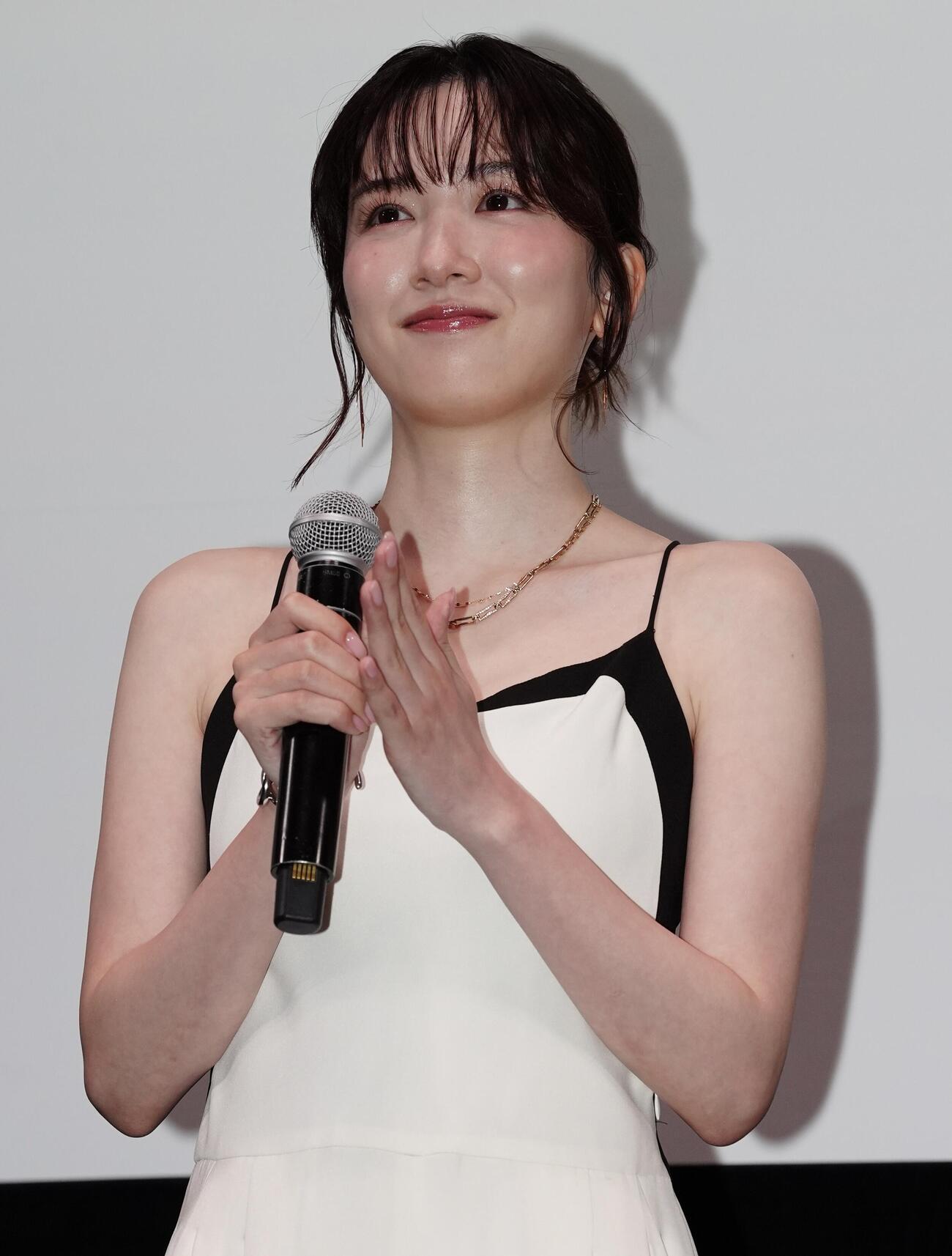 舞台あいさつを行う永野芽郁（撮影・清水貴仁）