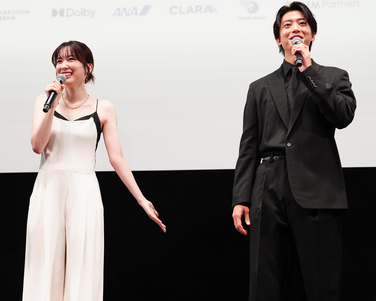 「ヒマチの嬢王」の舞台あいさつであいさつを行う永野芽郁（左）と伊藤健太郎（撮影・清水貴仁）