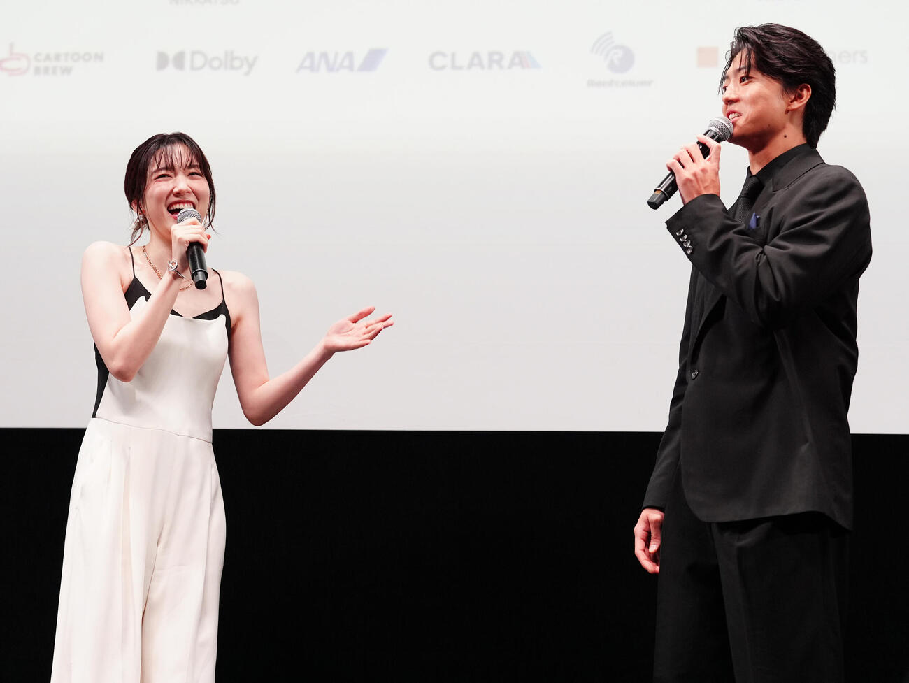 「ヒマチの嬢王」の舞台あいさつであいさつを行う永野芽郁（左）と伊藤健太郎（撮影・清水貴仁）