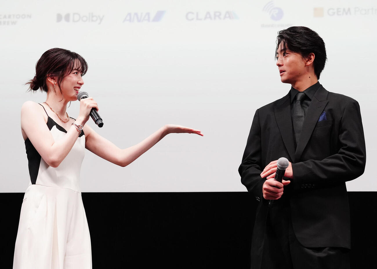 「ヒマチの嬢王」の舞台あいさつであいさつを行う永野芽郁（左）と伊藤健太郎（撮影・清水貴仁）