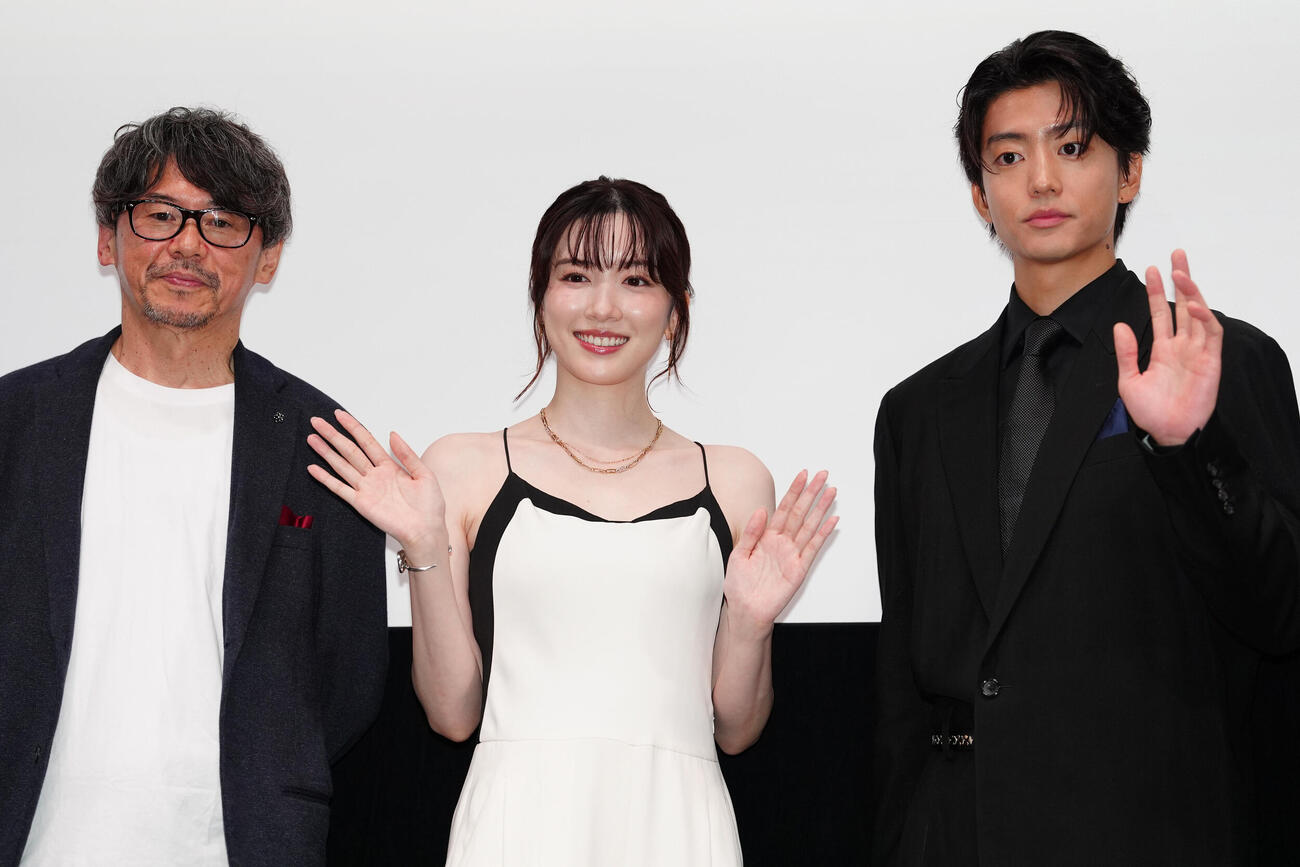 「ヒマチの嬢王」の舞台あいさつで手を振る永野芽郁（中央）、左は久保田哲史プロデューサー、右は伊藤健太郎（撮影・清水貴仁）