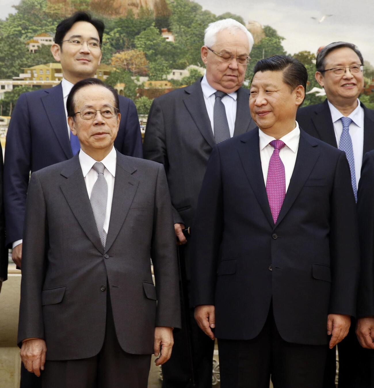 2014年10月、中国の習近平国家主席（手前右）と記念写真に納まる福田康夫元首相（同左）（共同）
