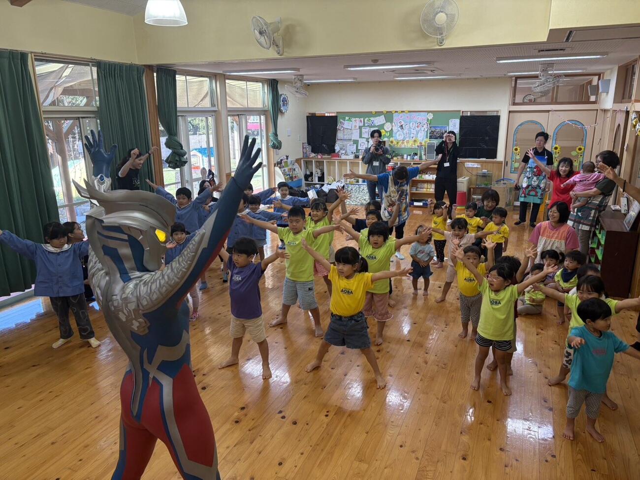 ウルトラヒーローと交流する被災地の子どもたち