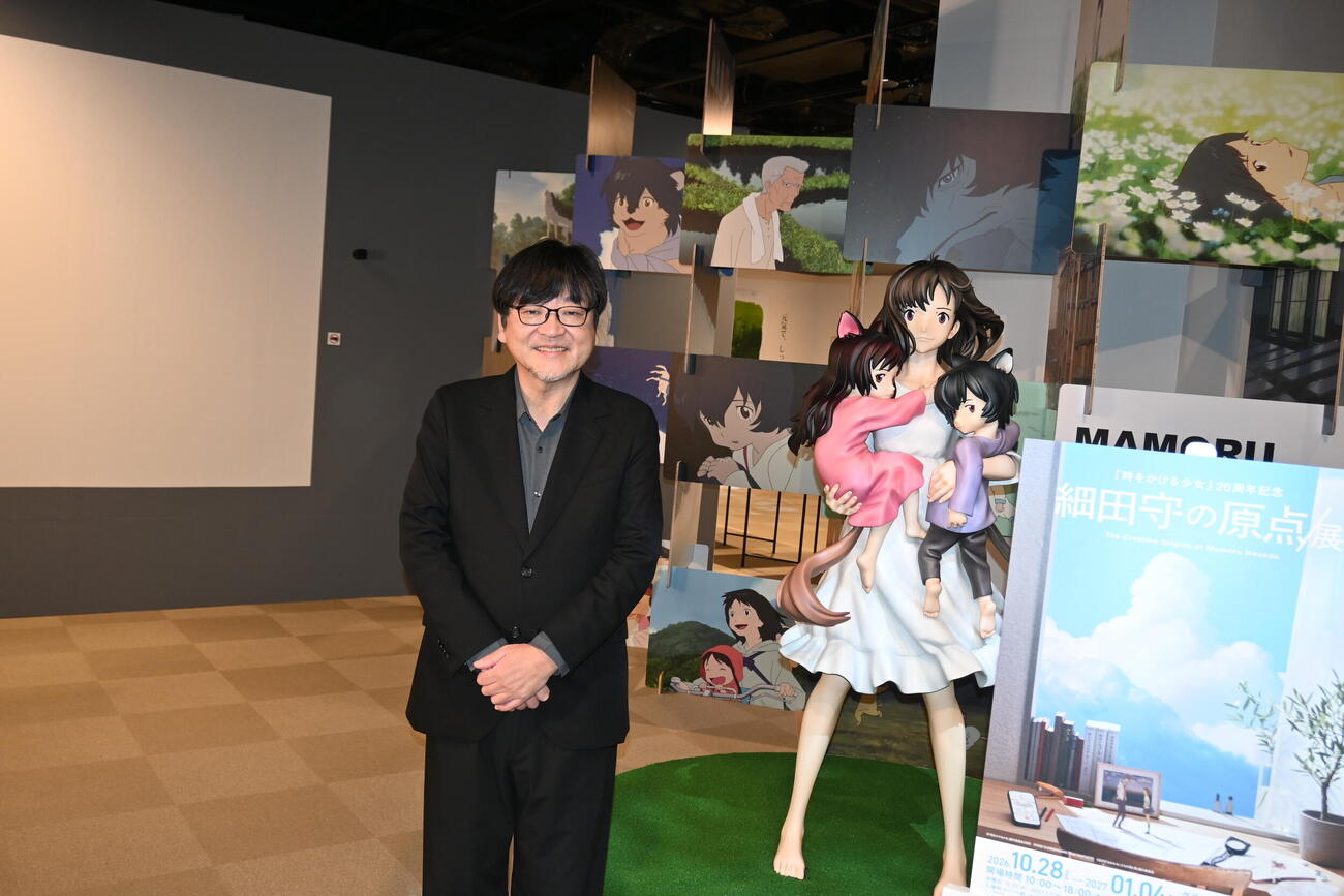 大阪市北区のグランフロント大阪で、28日に開幕する展覧会「細田守の原点／展」のトークショーを行った細田守監督（撮影・松浦隆司）