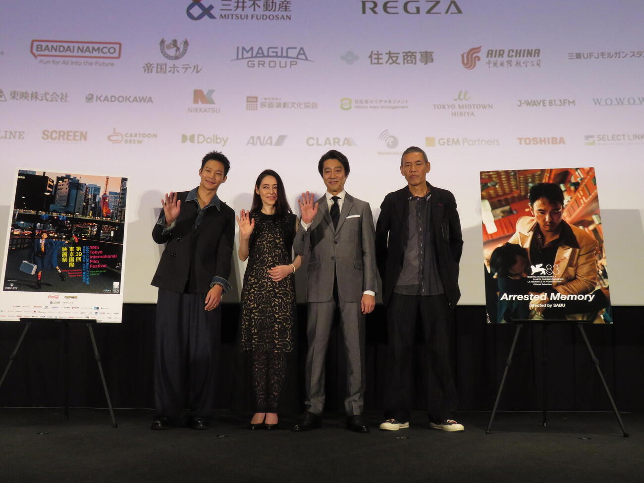 東京国際映画祭ガラ・セレクションに出奔された映画「記憶ゼロ」舞台あいさつに登壇した、左からアキラ・ホァン、霧島れいか、堤真一、SABU監督（撮影・村上幸将）
