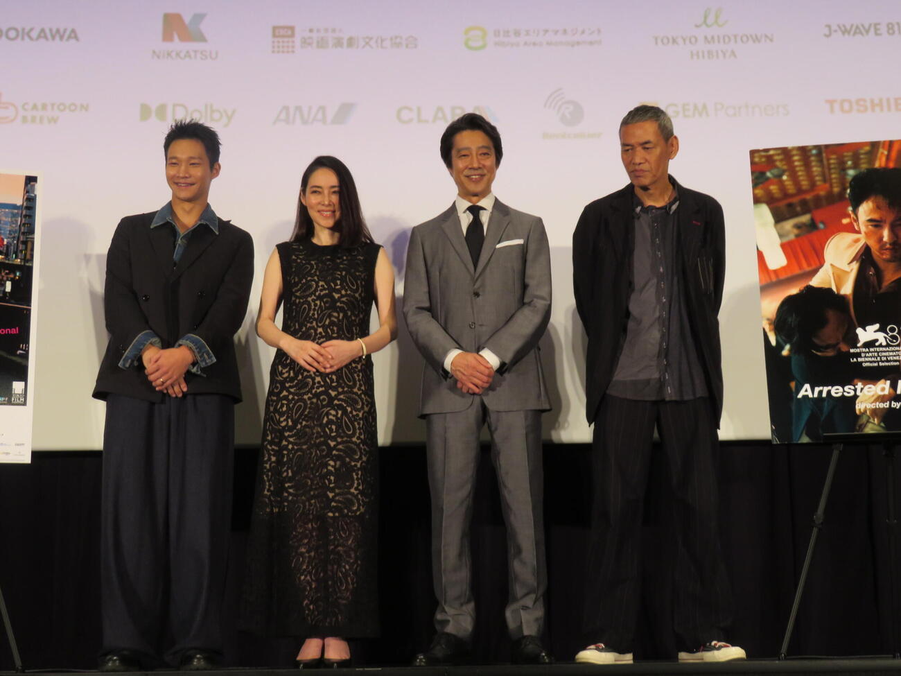 東京国際映画祭ガラ・セレクションに出奔された映画「記憶ゼロ」舞台あいさつに登壇した、左からアキラ・ホァン、霧島れいか、堤真一、SABU監督（撮影・村上幸将）
