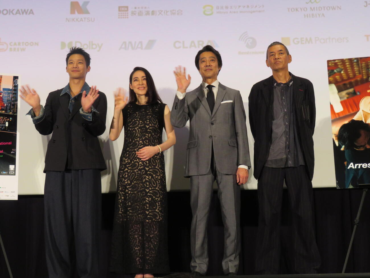 東京国際映画祭ガラ・セレクションに出奔された映画「記憶ゼロ」舞台あいさつに登壇した、左からアキラ・ホァン、霧島れいか、堤真一、SABU監督（撮影・村上幸将）
