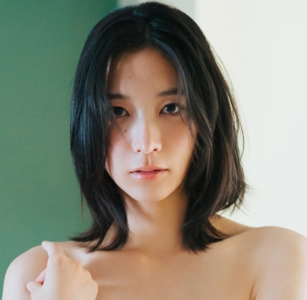 変形水着で美肌を披露した小貫莉奈（小貫莉奈のインスタグラムから）