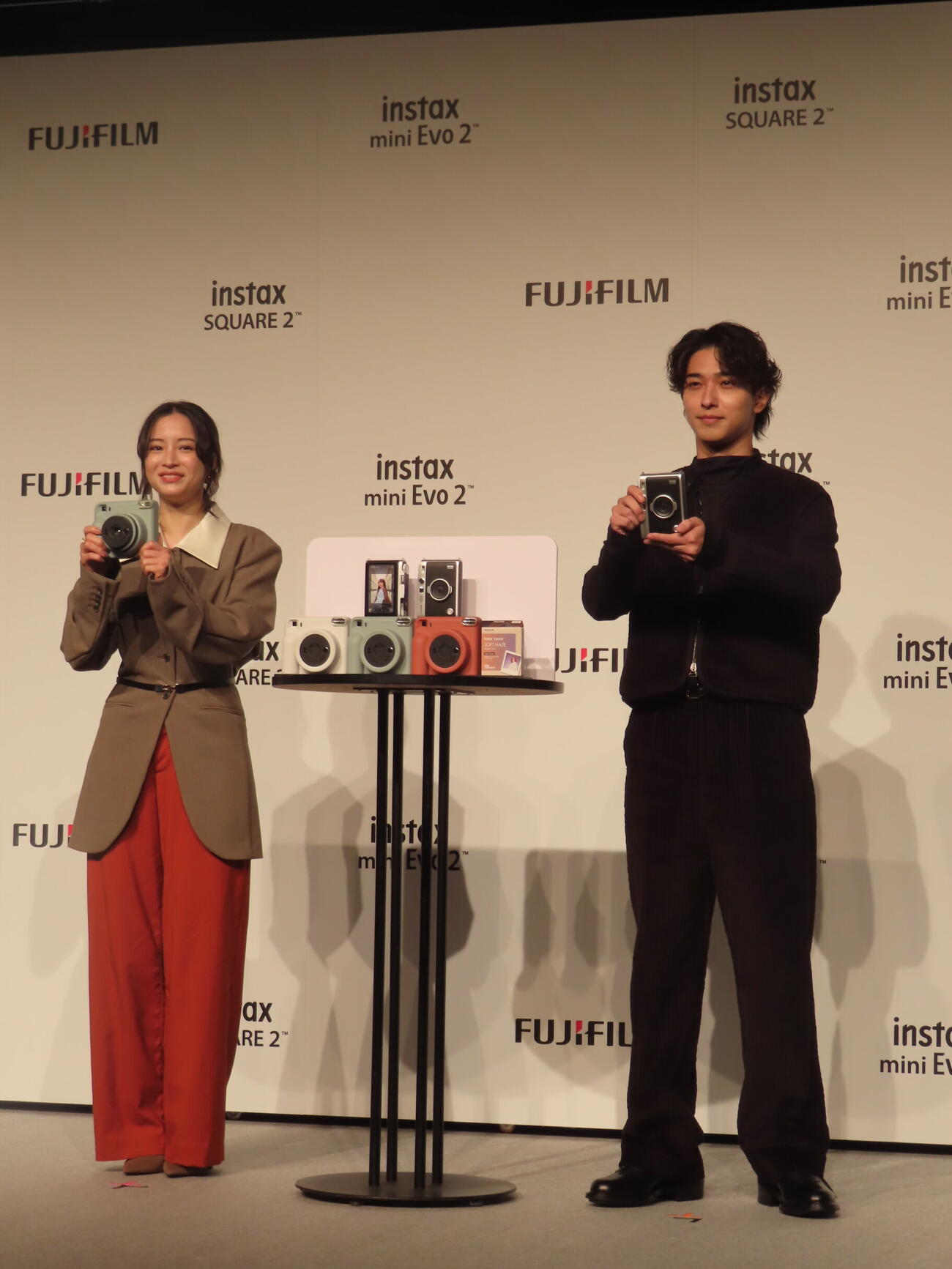 富士フイルム「instax“チェキ”新製品発表会」に出席した広瀬すず（左）と横浜流星