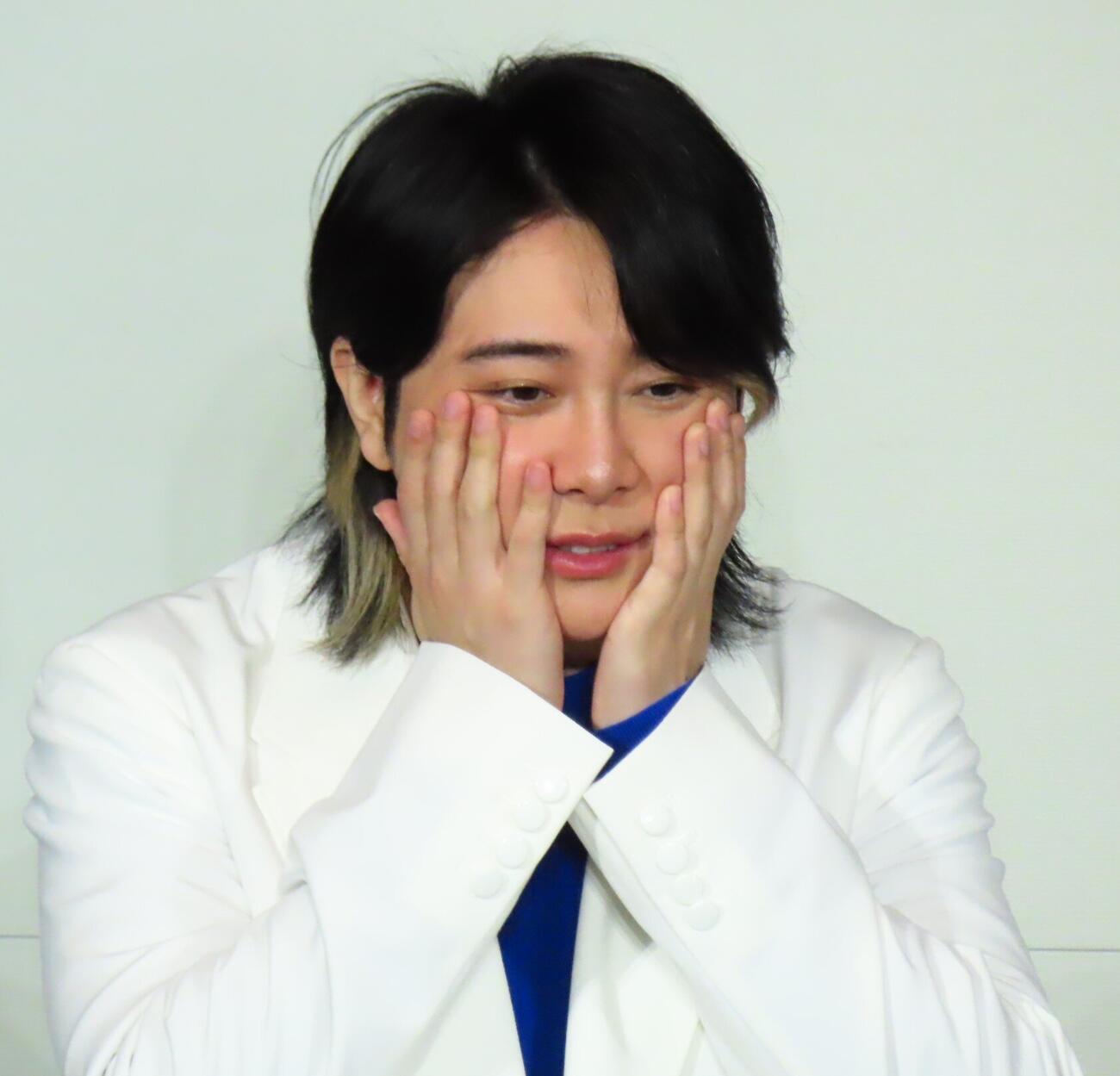 肌質を褒められ、自身の肌をさわる大森元貴
