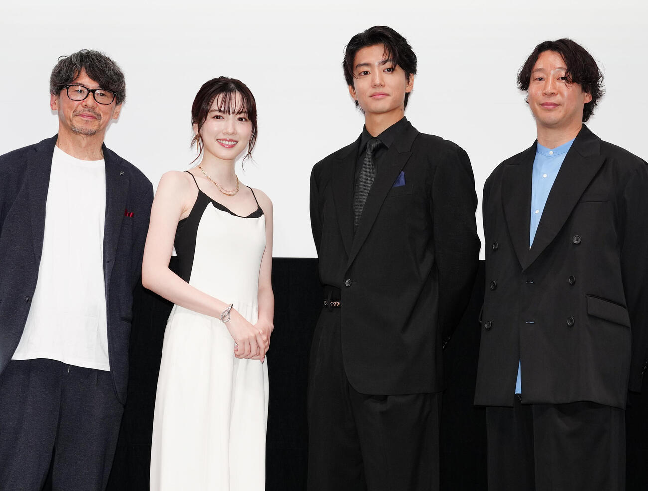 「ヒマチの嬢王」の舞台あいさつで写真に納まる、左から久保田哲史プロデューサー、永野芽郁、伊藤健太郎、宮本秀光監督（撮影・清水貴仁）