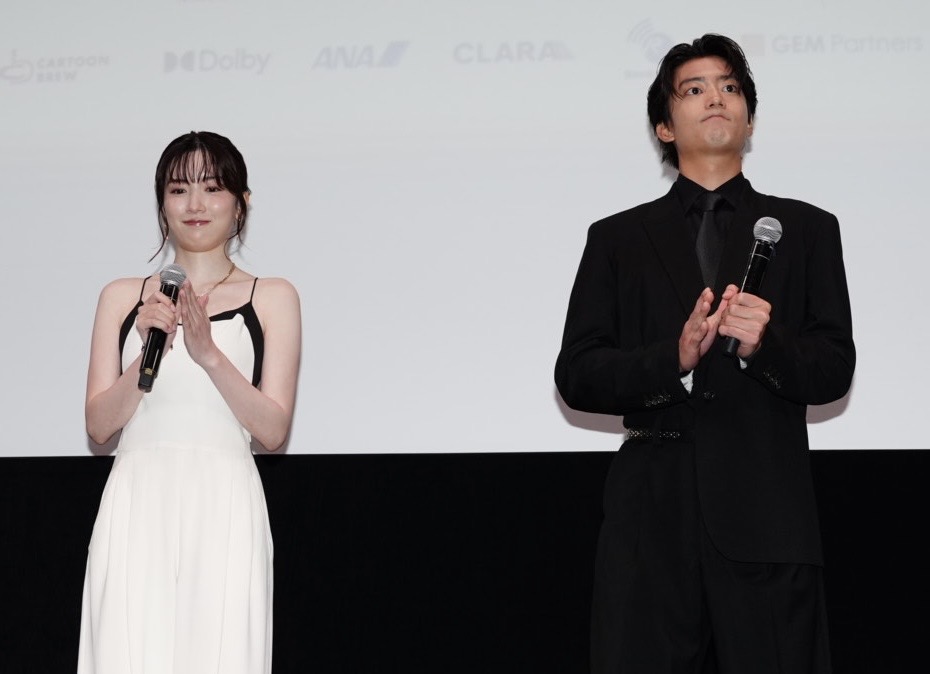 舞台あいさつを行う永野芽郁（左）と伊藤健太郎（撮影・清水貴仁）