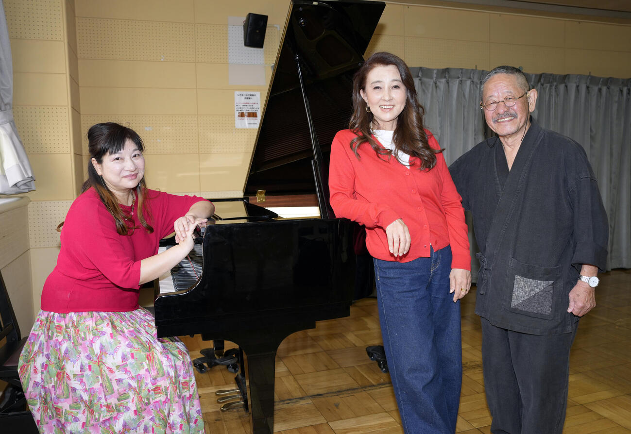 劇団椿組番外公演「ことばの音楽会」取材会に登場し笑顔で写真に納まる、左から作曲演奏を担当するなおなお氏、秋吉久美子、外波山文明（撮影・小島史椰）