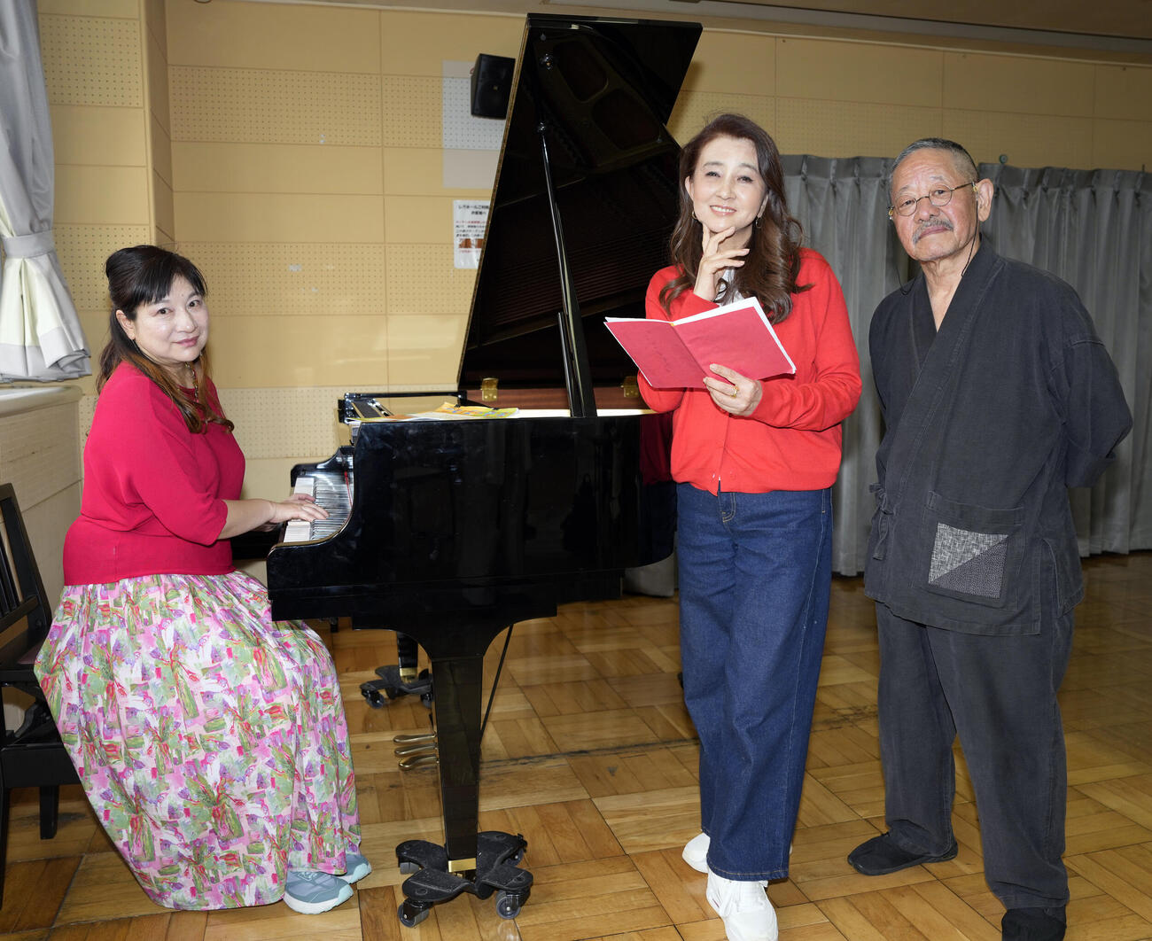 劇団椿組番外公演「ことばの音楽会」取材会に登場し笑顔で写真に納まる、左から作曲演奏を担当するなおなお氏、秋吉久美子、外波山文明（撮影・小島史椰）