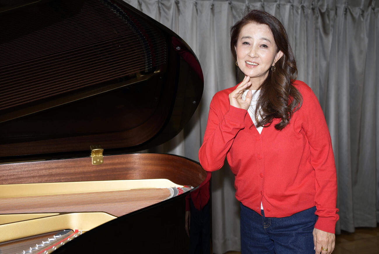 劇団椿組番外公演「ことばの音楽会」取材会に登場し笑顔を見せる秋吉久美子（撮影・小島史椰）