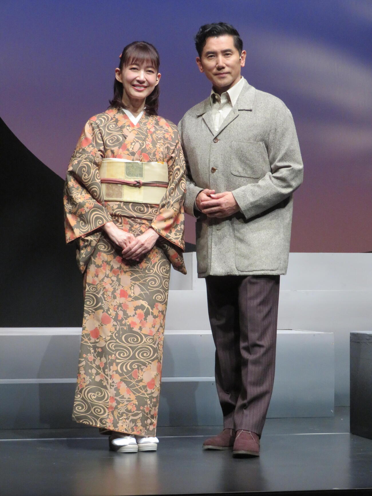朗読劇「たとへば君　四十年の恋歌」囲み取材を開いた本木雅弘と森口瑶子（撮影・村上幸将）