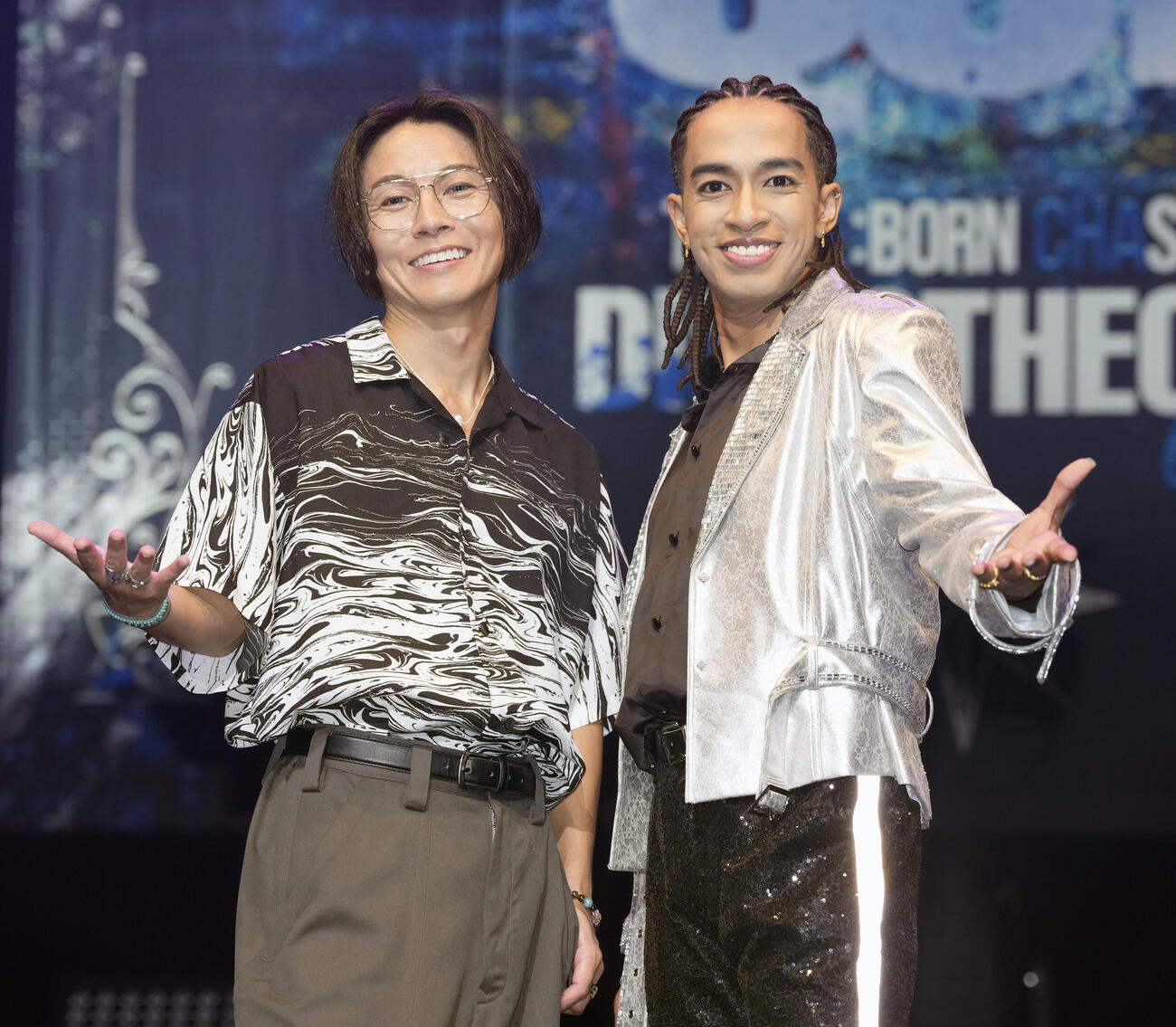 フォトセッションを行う屋良朝幸氏（左）と草間リチャード敬太（撮影・小島史椰）