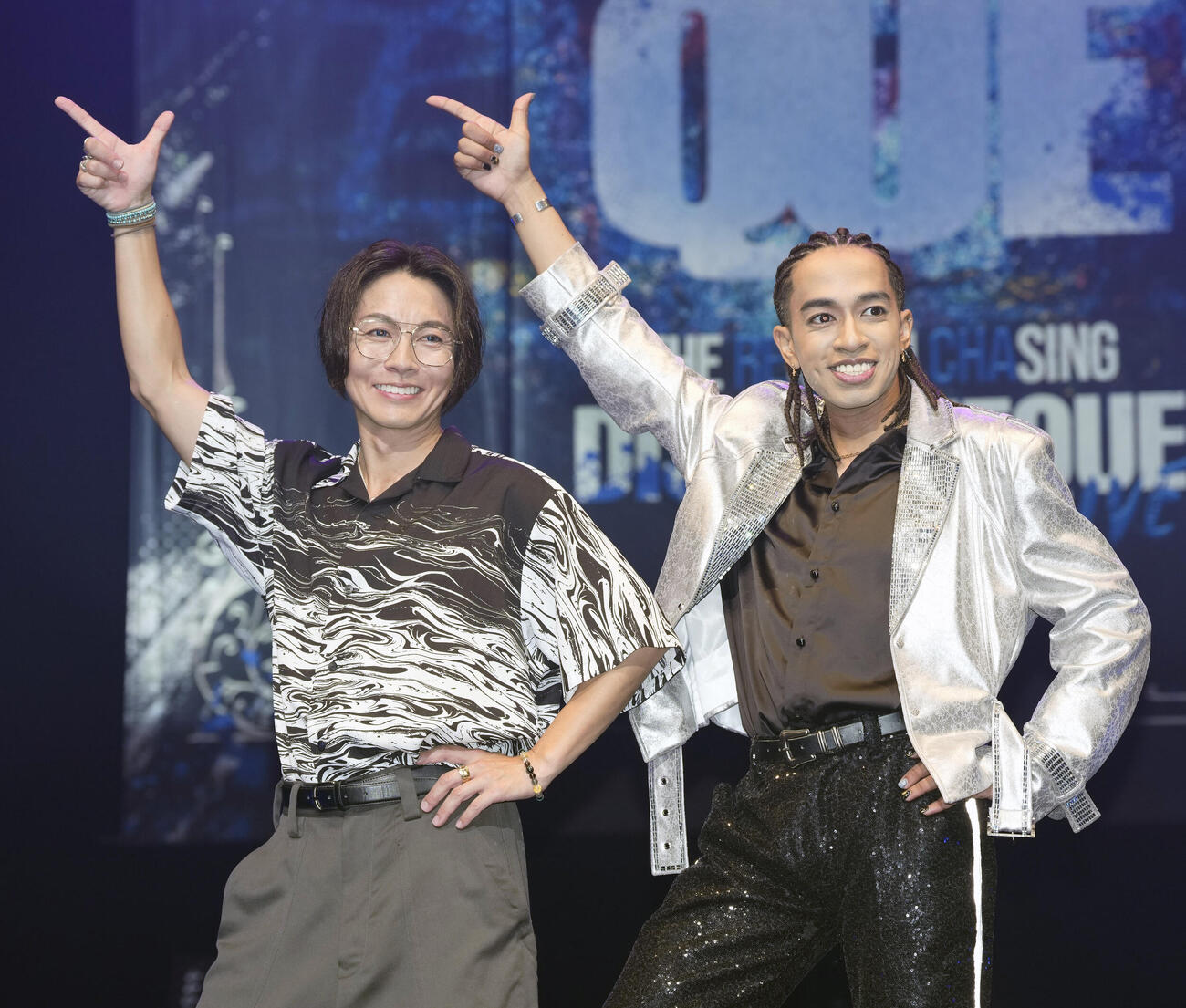 フォトセッションを行う屋良朝幸氏（左）と草間リチャード敬太（撮影・小島史椰）