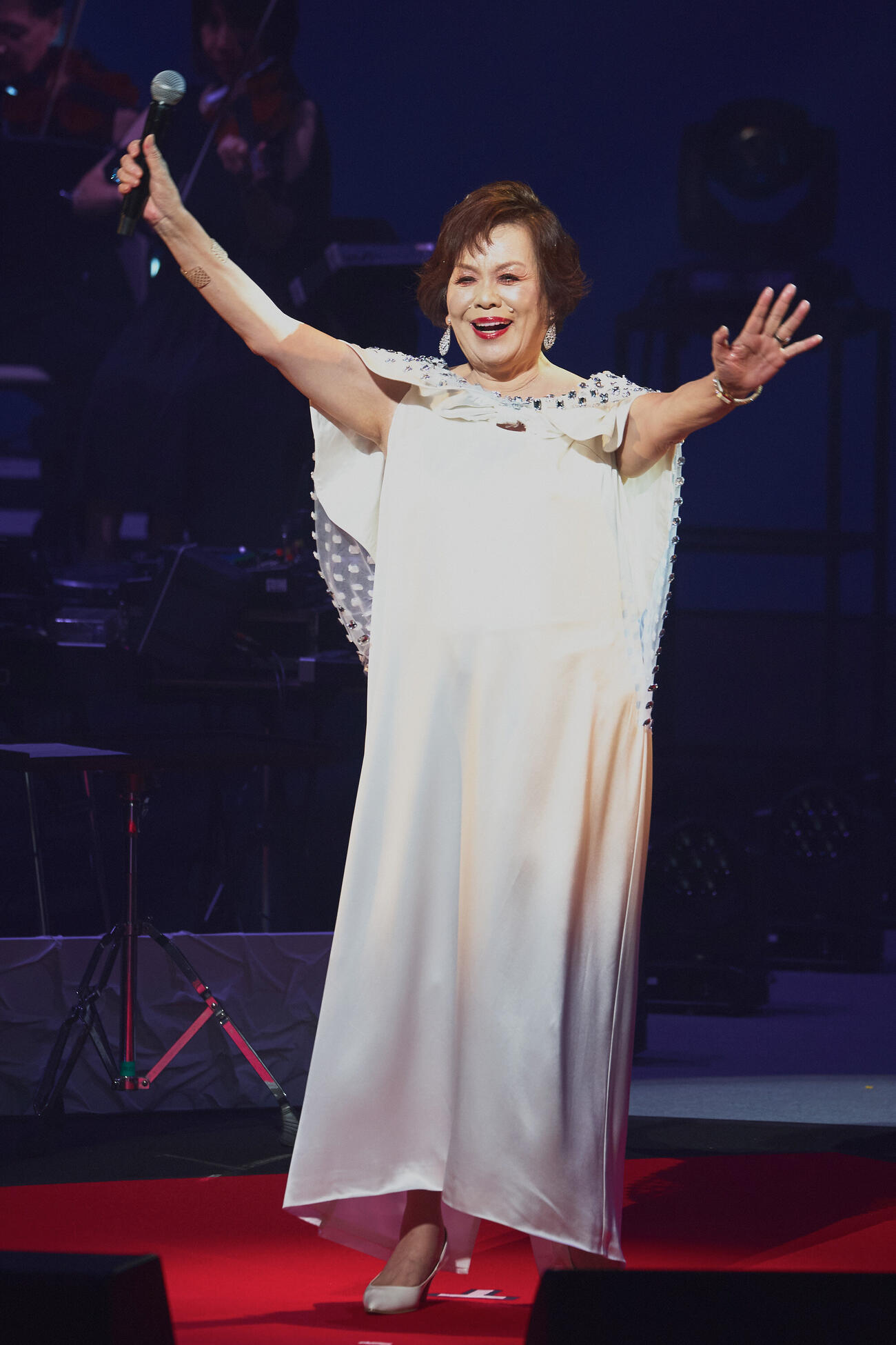 「上沼恵美子コンサート2026 EmiCon」で会場に手を振る上沼恵美子