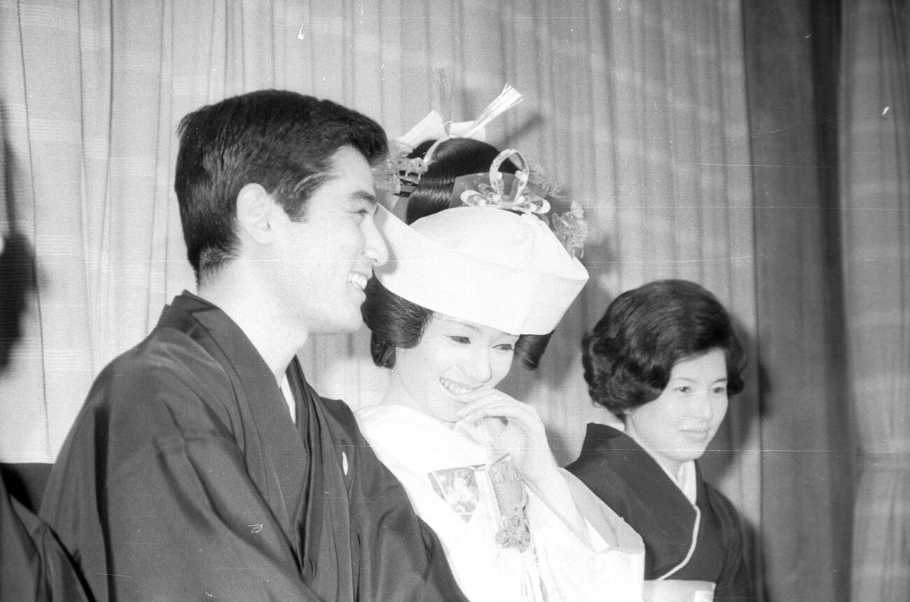 細川俊之と結婚式を挙げた小川真由美（1967年11月撮影）
