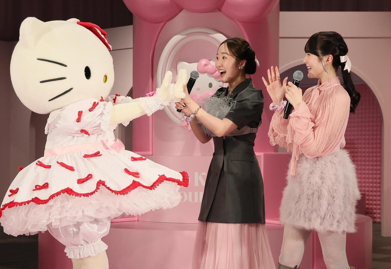 「Hello Kitty's Lounge」プレス発表会でハローキティとふれ合う本田望結（中央）と本田紗来（撮影・黒川智章）