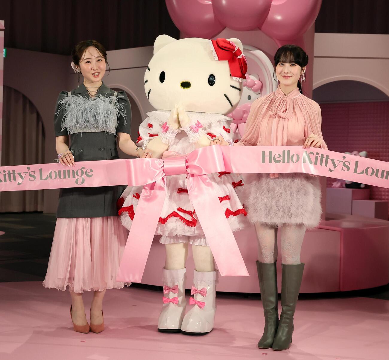 「Hello Kitty's Lounge」プレス発表会でリボンをつなげる本田望結（左）と本田紗来（撮影・黒川智章）
