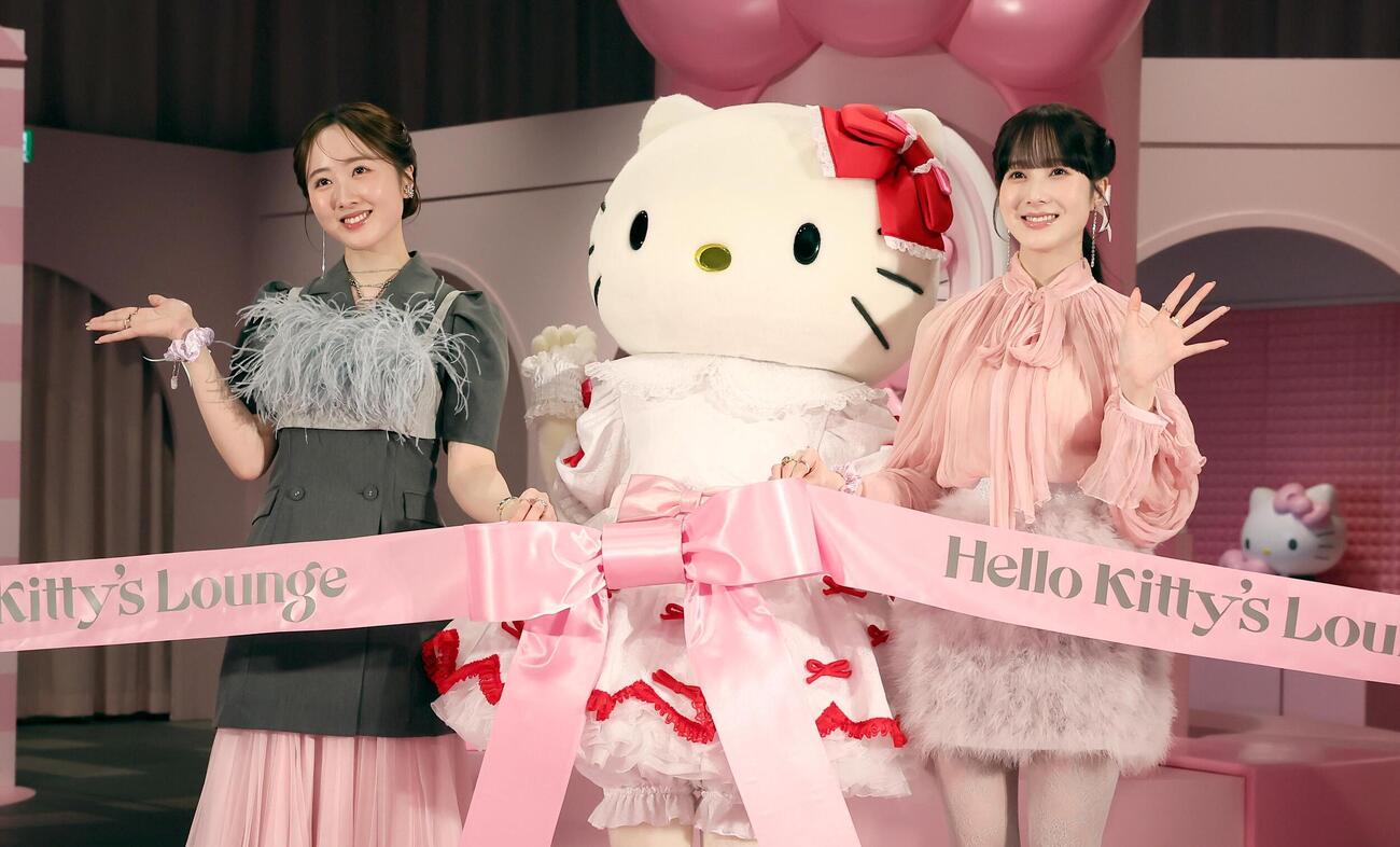 「Hello Kitty's Loung」プレス発表会でリボンをつなげる本田望結（左）と本田紗来（撮影・黒川智章）