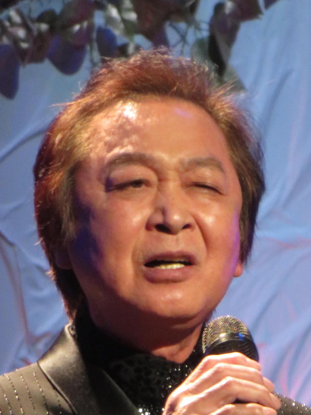 日本歌手協会主催の音楽祭で「ヘッドライト」を歌唱した新沼謙治（撮影・松本久）