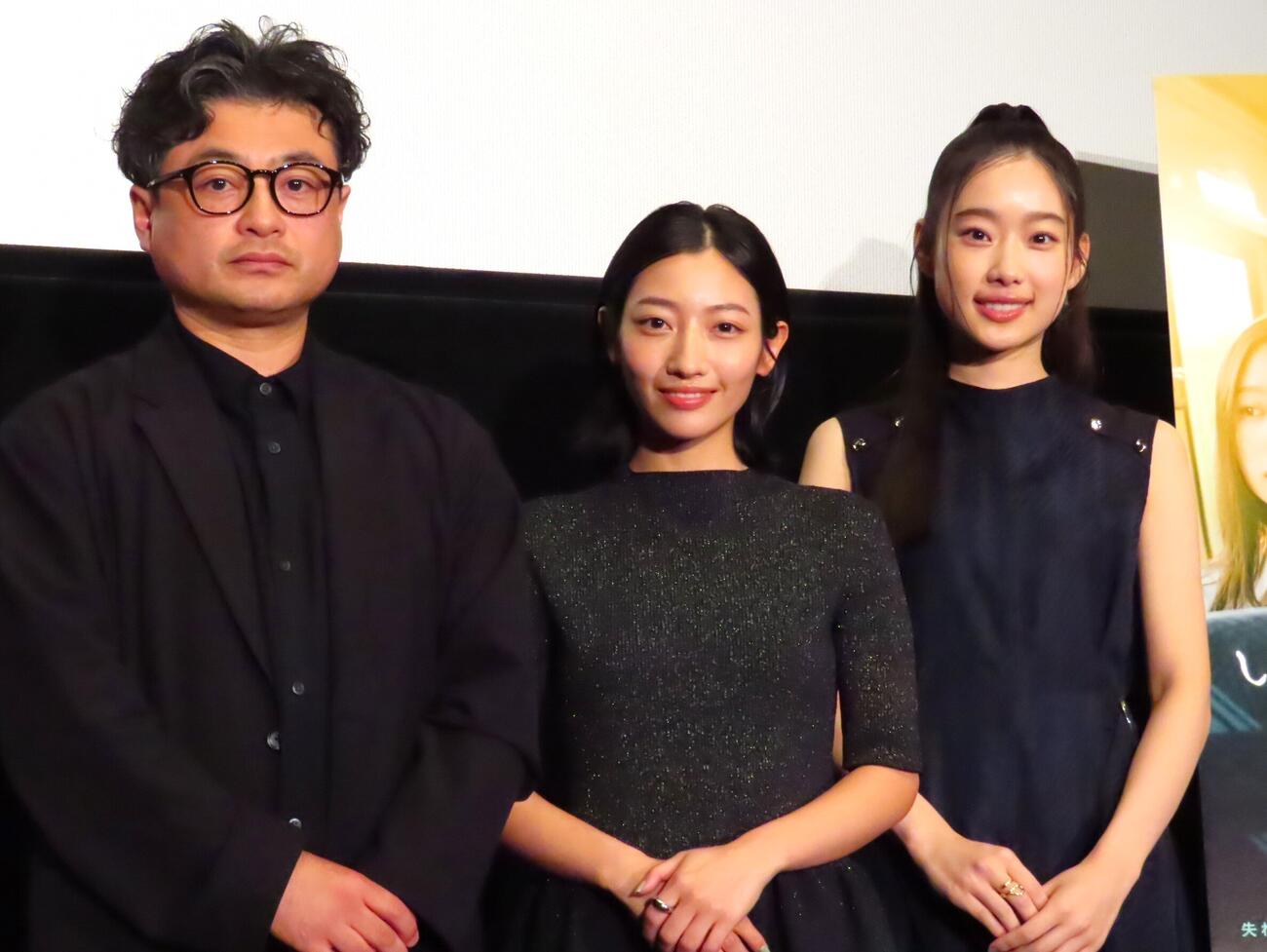 「いえないふたり」舞台あいさつに登壇した、左からまつむらしんご監督、川島鈴遥、倉沢杏菜