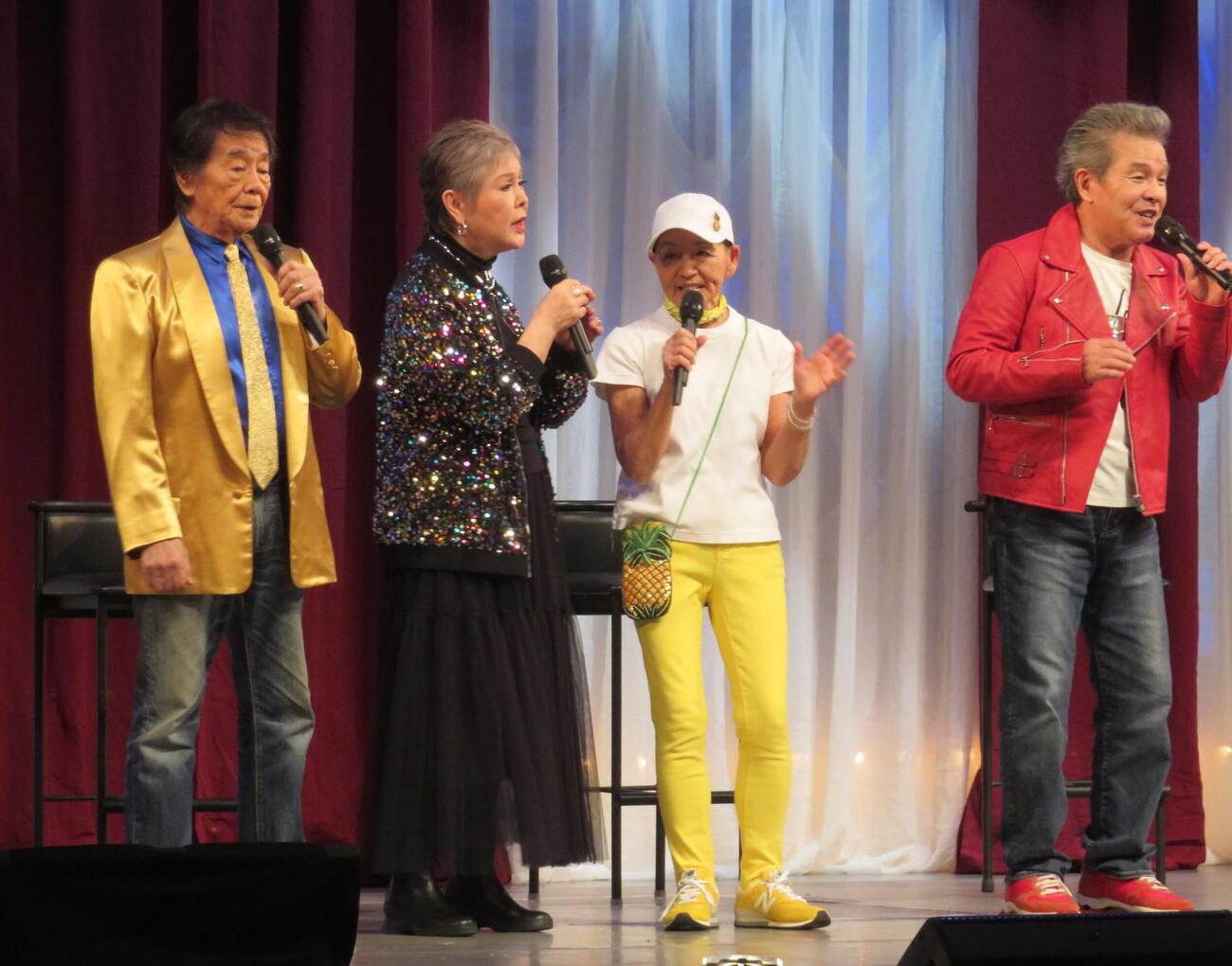 「ブルー・シャトウ」を歌唱する、左から田辺靖雄、九重佑三子、田代みどり、尾藤イサオ（撮影・松本久）