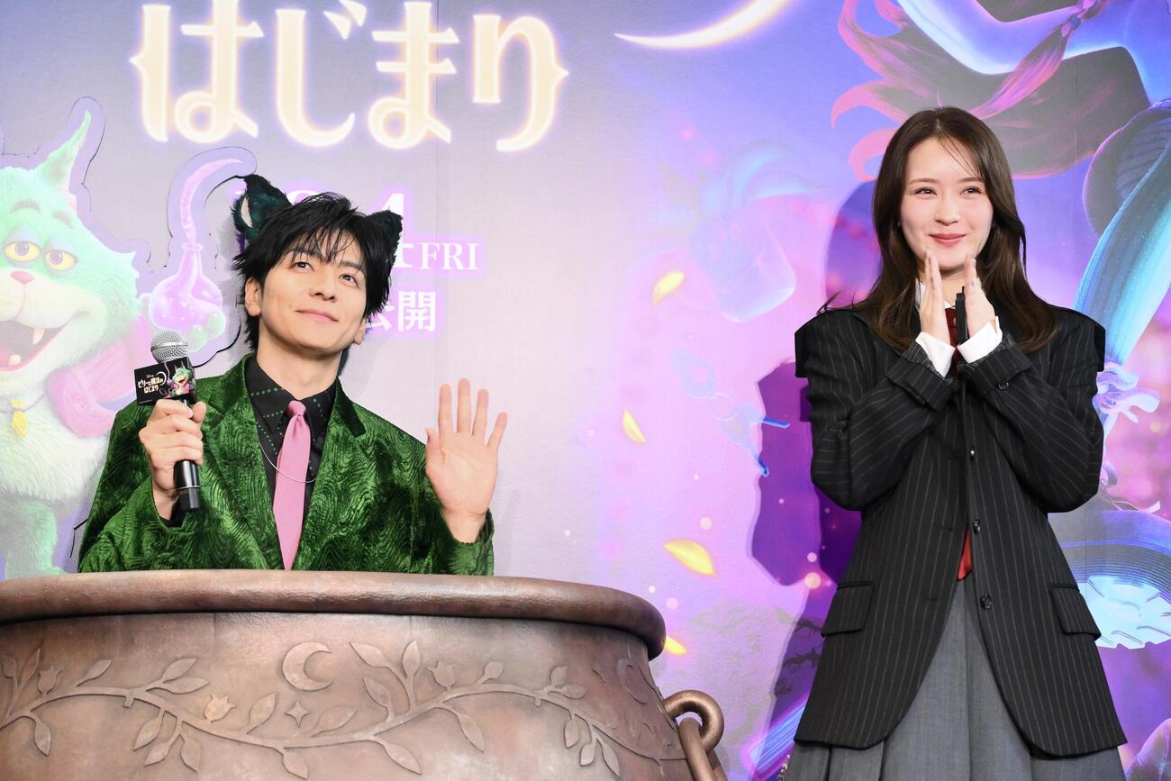 大釜から登場する生田斗真（左）と畑芽育（撮影・滝沢徹郎）