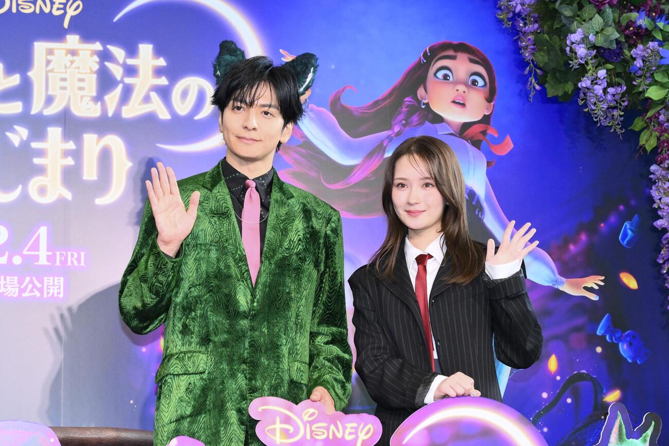 記念撮影する生田斗真（左）と畑芽育（撮影・滝沢徹郎）