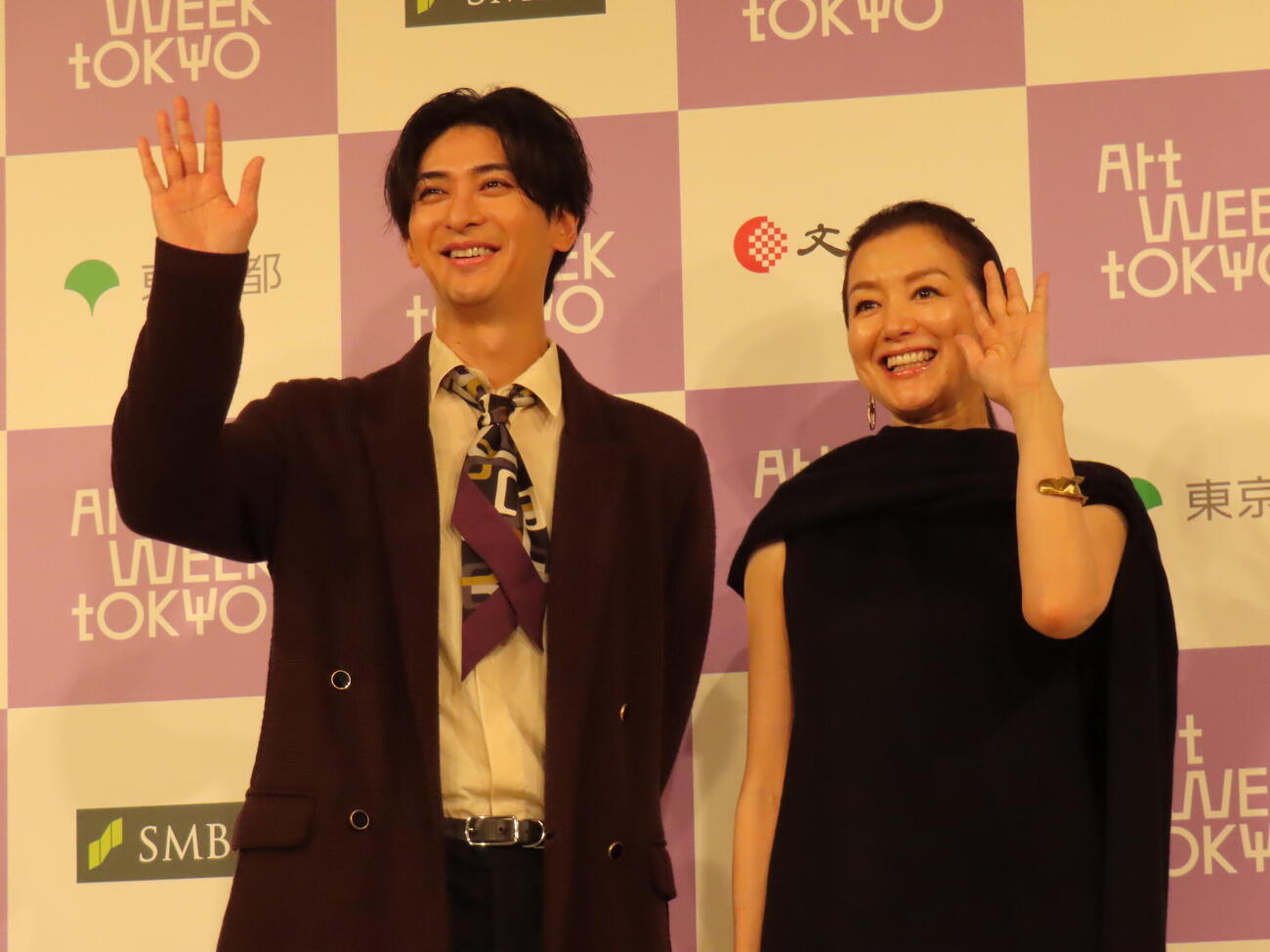 アートウィーク東京の記者発表に登壇した鈴木京香（右）と古川雄大（撮影・鎌田良美）