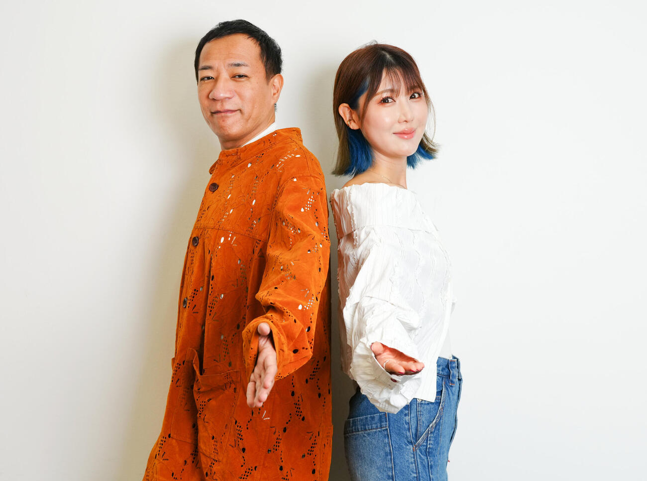 映画「愛の道草」で共演し、デュエット曲もリリースしたナイツ塙宣之（左）とおかゆ（撮影・鈴木みどり）
