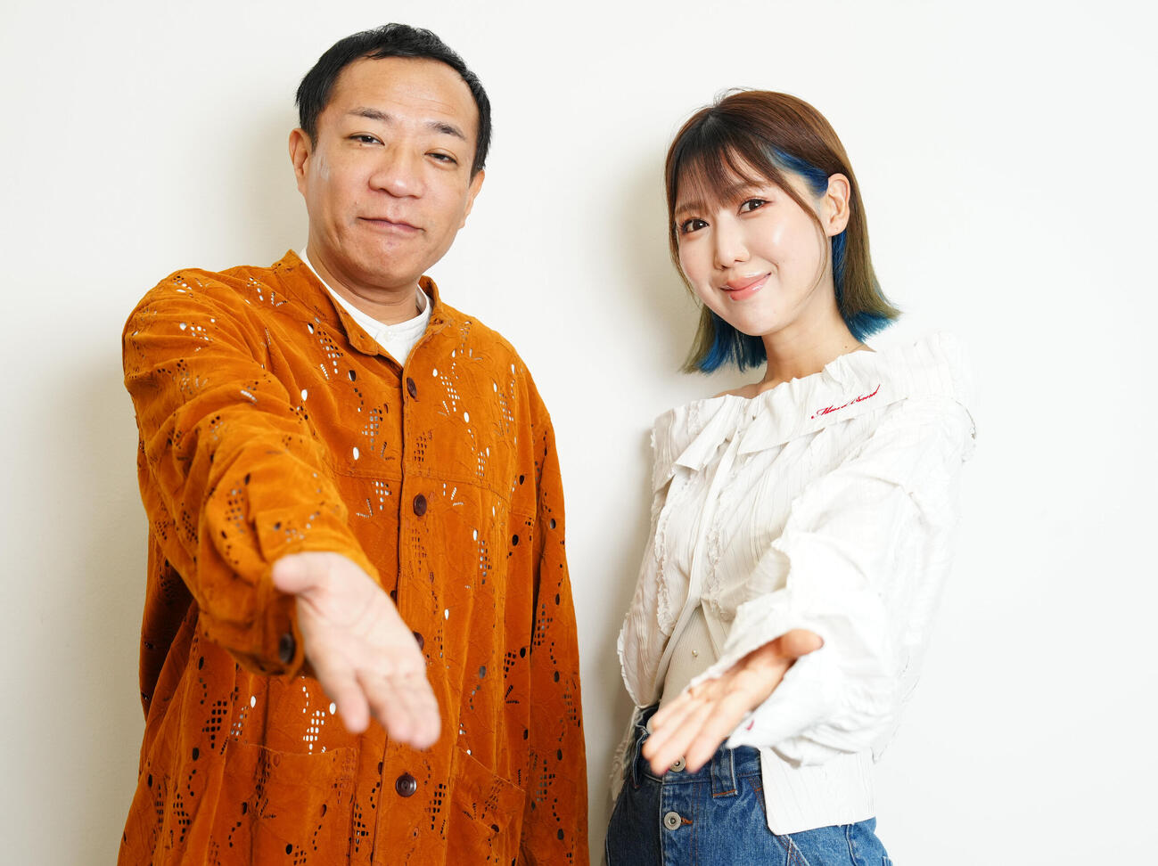 映画「愛の道草」で共演し、デュエット曲もリリースしたナイツ塙宣之（左）とおかゆ（撮影・鈴木みどり）