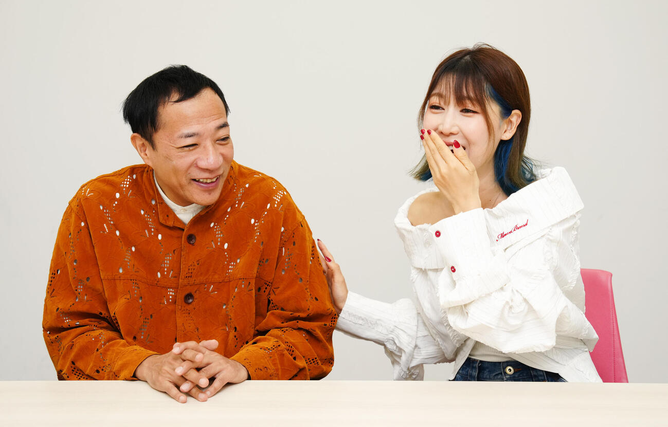 インタビューで笑顔のナイツ塙宣之（左）とおかゆ（撮影・鈴木みどり）