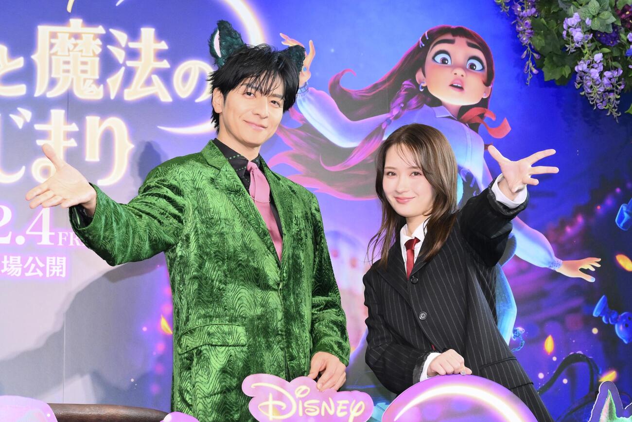 記念撮影する生田斗真（左）と畑芽育（撮影・滝沢徹郎）
