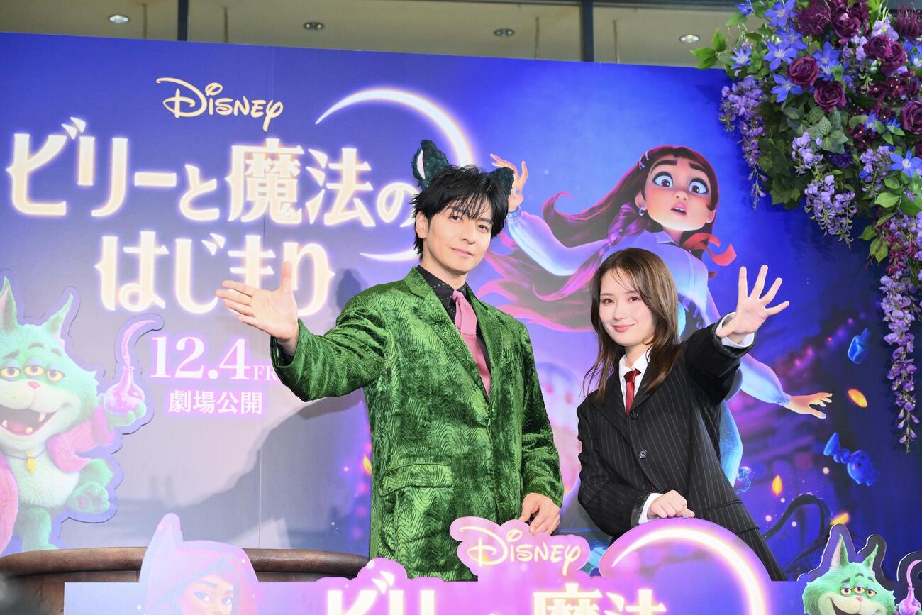記念撮影する生田斗真（左）と畑芽育（撮影・滝沢徹郎）