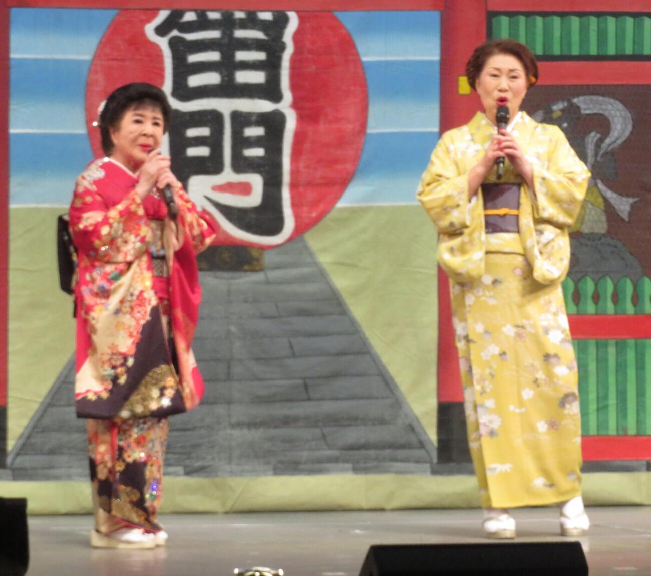 こまどり姉妹の敏子（左）と石岡みどり（撮影・松本久）