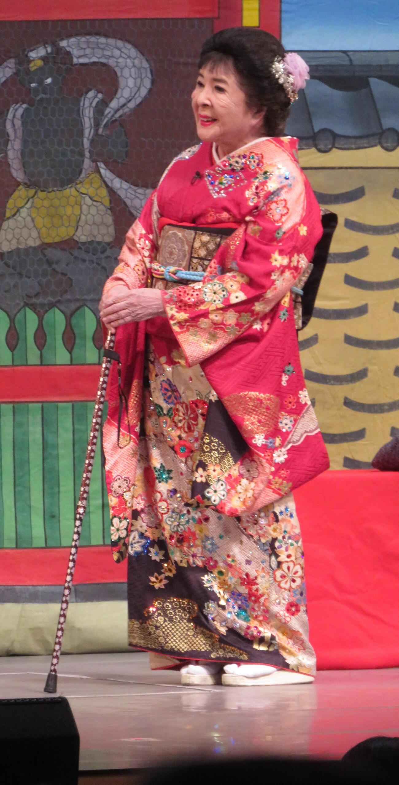 こまどり姉妹の敏子（撮影・松本久）