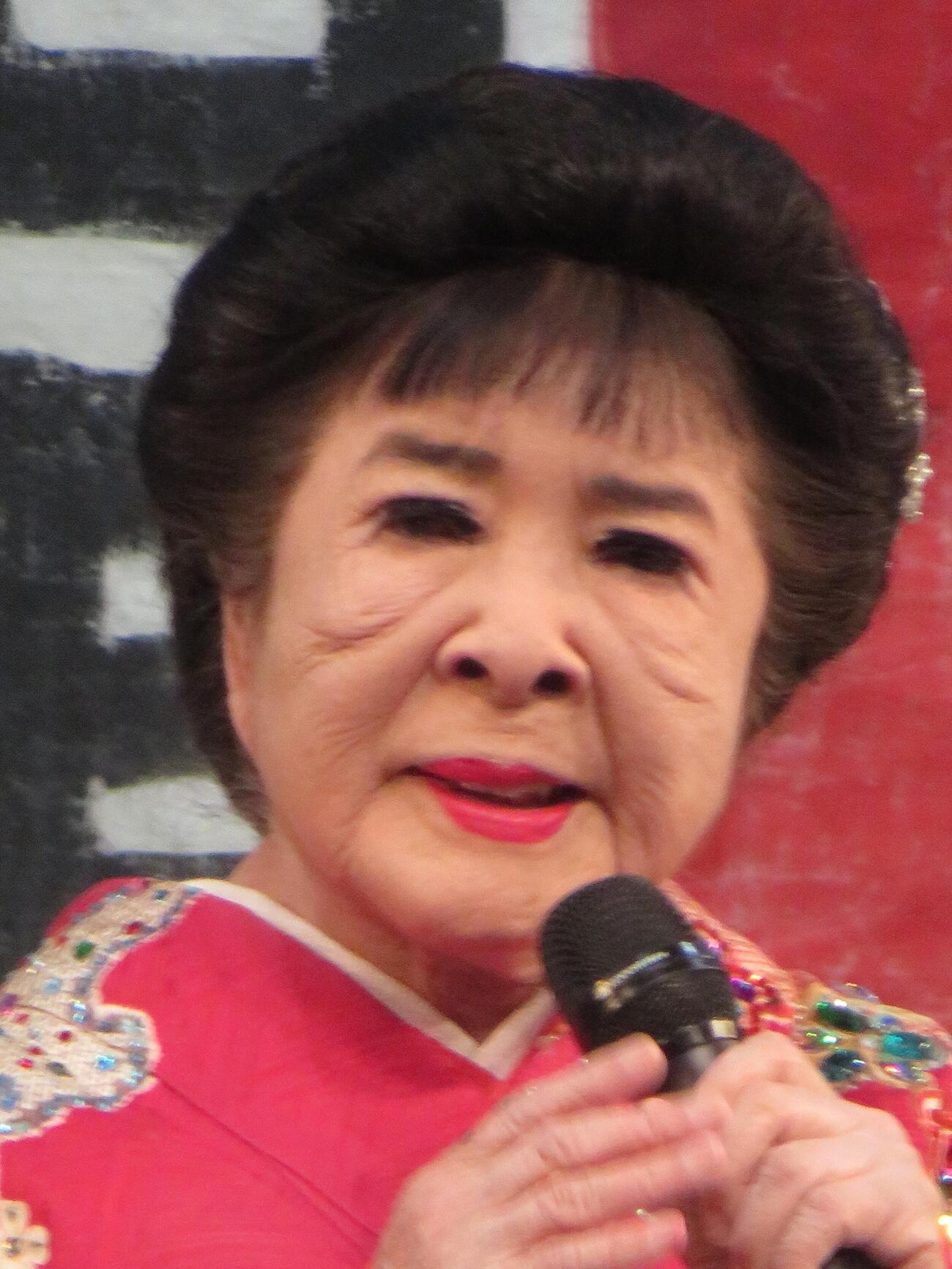 熱唱する、こまどり姉妹の敏子（撮影・松本久）