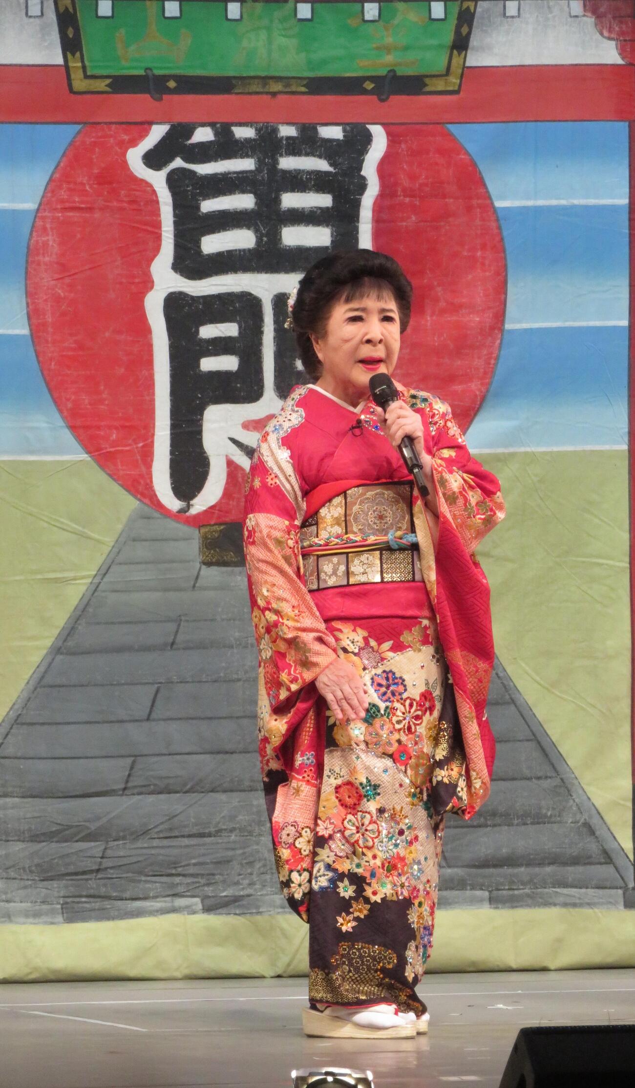 熱唱する、こまどり姉妹の敏子（撮影・松本久）