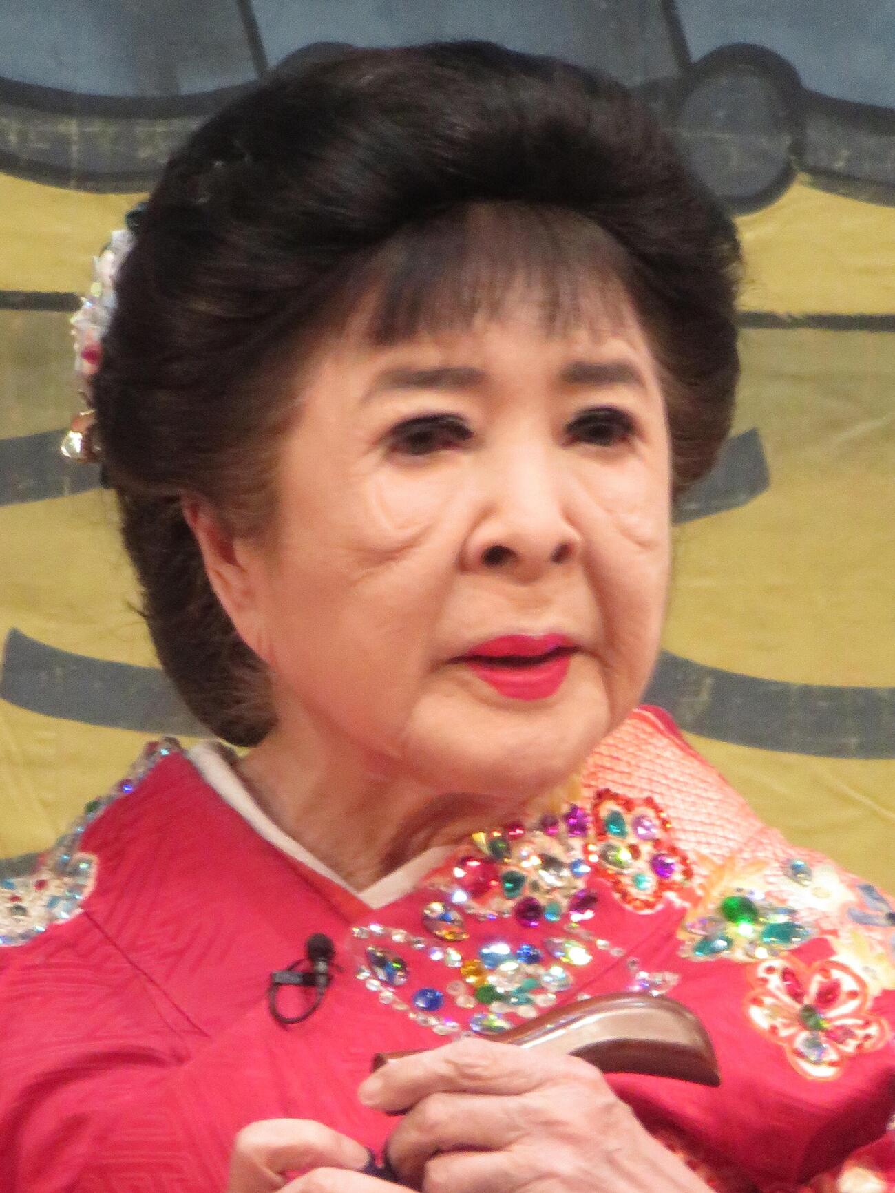 こまどり姉妹の敏子（撮影・松本久）