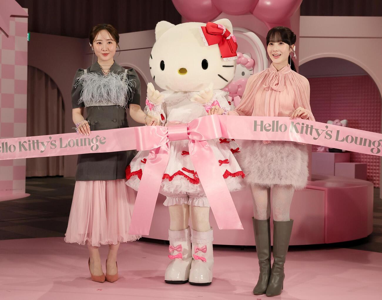 「Hello Kitty's Lounge」プレス発表会でリボンをつなげる本田望結（左）と本田紗来（撮影・黒川智章）