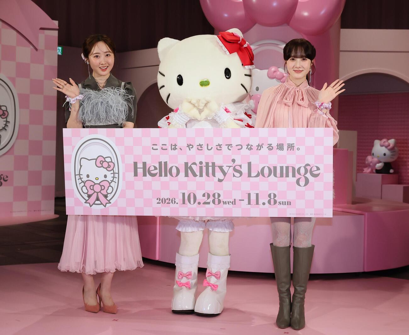 ハローキティのイベントでポーズをとる本田望結（左）と本田紗来（撮影・黒川智章）
