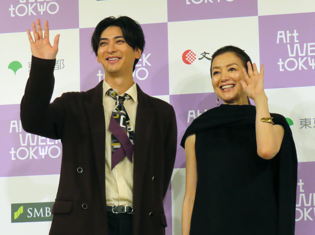 アートウィーク東京の記者発表に登壇した鈴木京香（右）と古川雄大（撮影・鎌田良美）