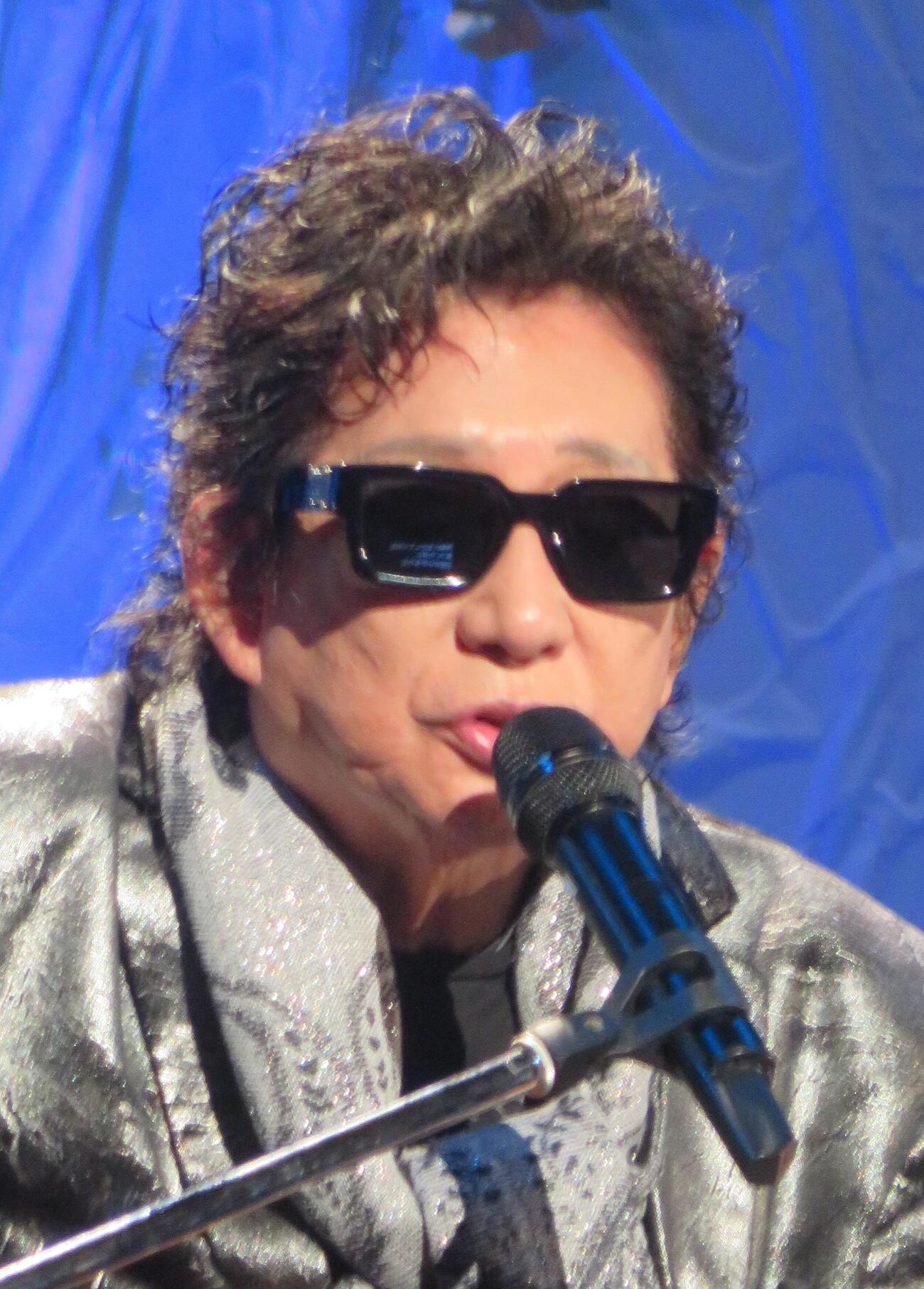 「奇跡を抱いて」を歌唱したジェームス西田（撮影・松本久）