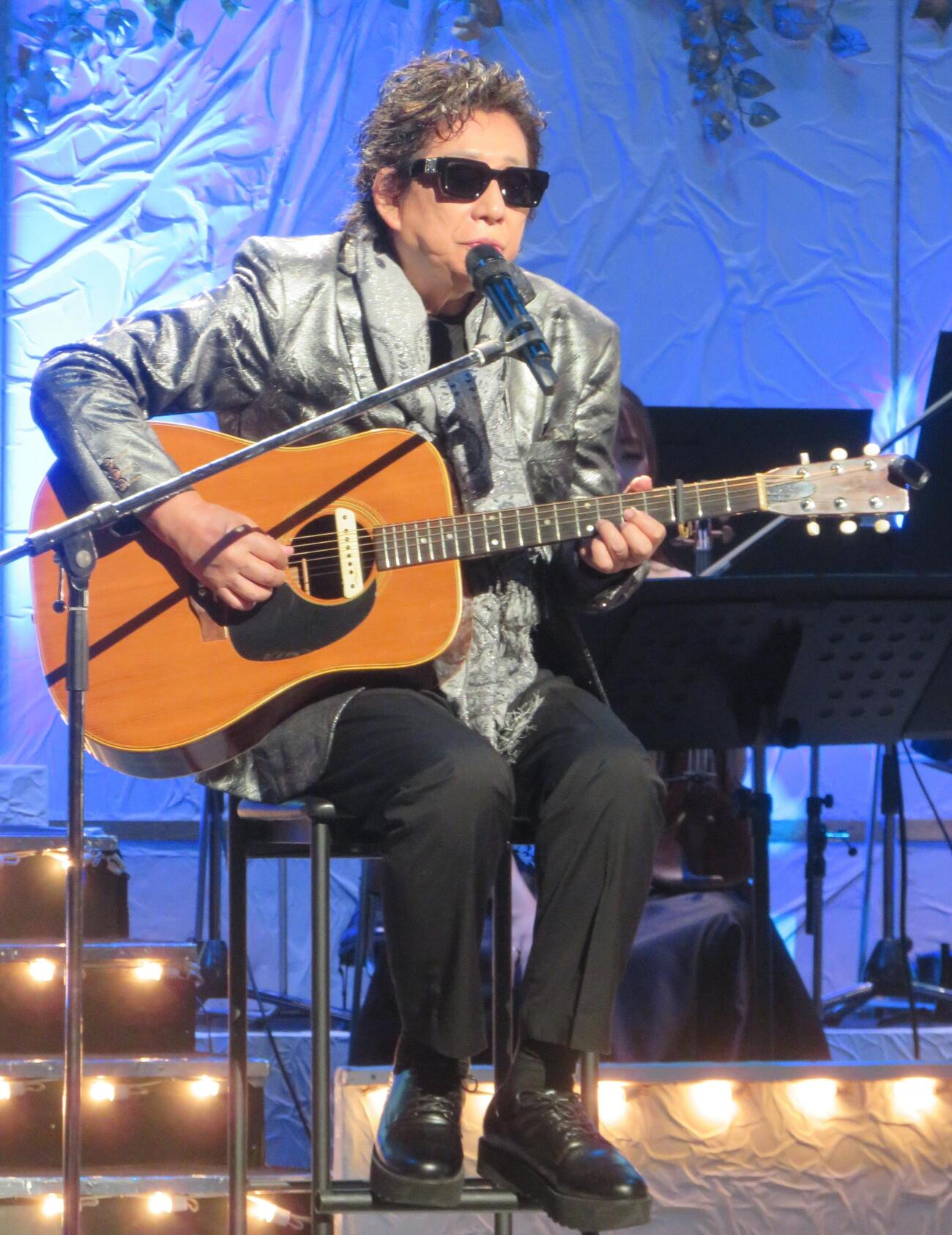 「奇跡を抱いて」を歌唱したジェームス西田（撮影・松本久）
